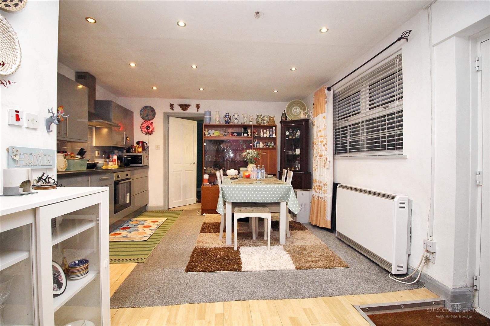 2 bed property in Kensington Road, Reading